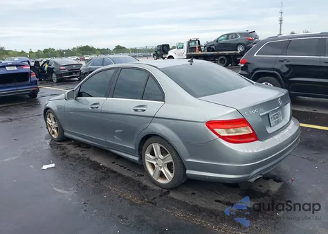 2011 Mercedes-Benz C 300 Luxury/Sport z USA, uszkodzony, nr VIN WDDGF5EB5BF636116